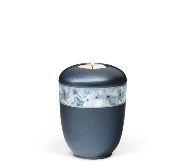 Keramikurne, Blau Perlmutt, Dekorband Blüten Blau, Gedenkurne mit Teelicht